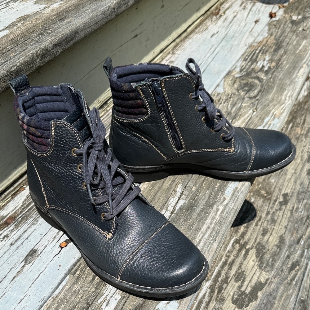 Clarks Whistle Bea Ankle Boots Blue leather lace up zipper size 8 M combat